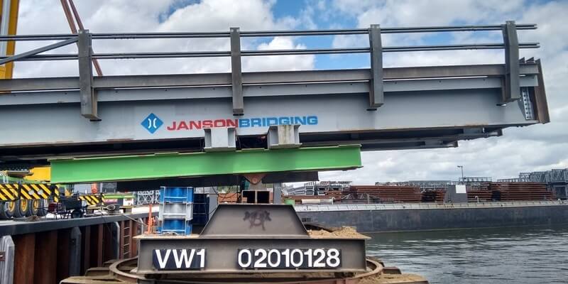 Stortbrug op ponton