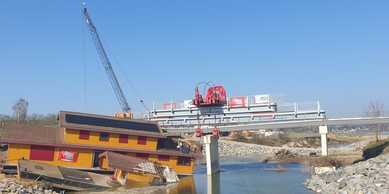 Noodbrug houdt bestaande brug omhoog