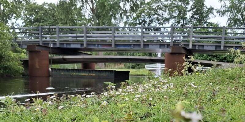 Een brug overbruggen in Rotterdam