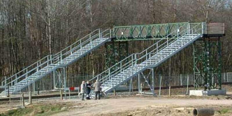 Historie: 2004: Brug met trappen over treinspoor